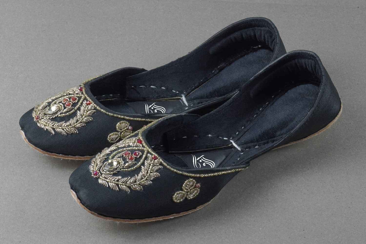 Glam Elegant Black Embroidered Khussa