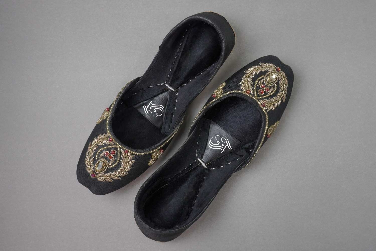 Glam Elegant Black Embroidered Khussa