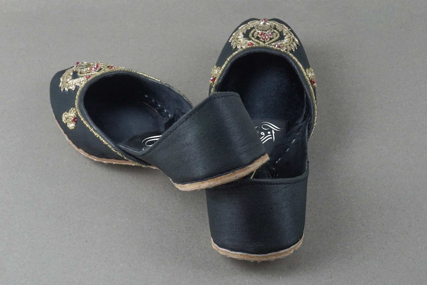 Glam Elegant Black Embroidered Khussa