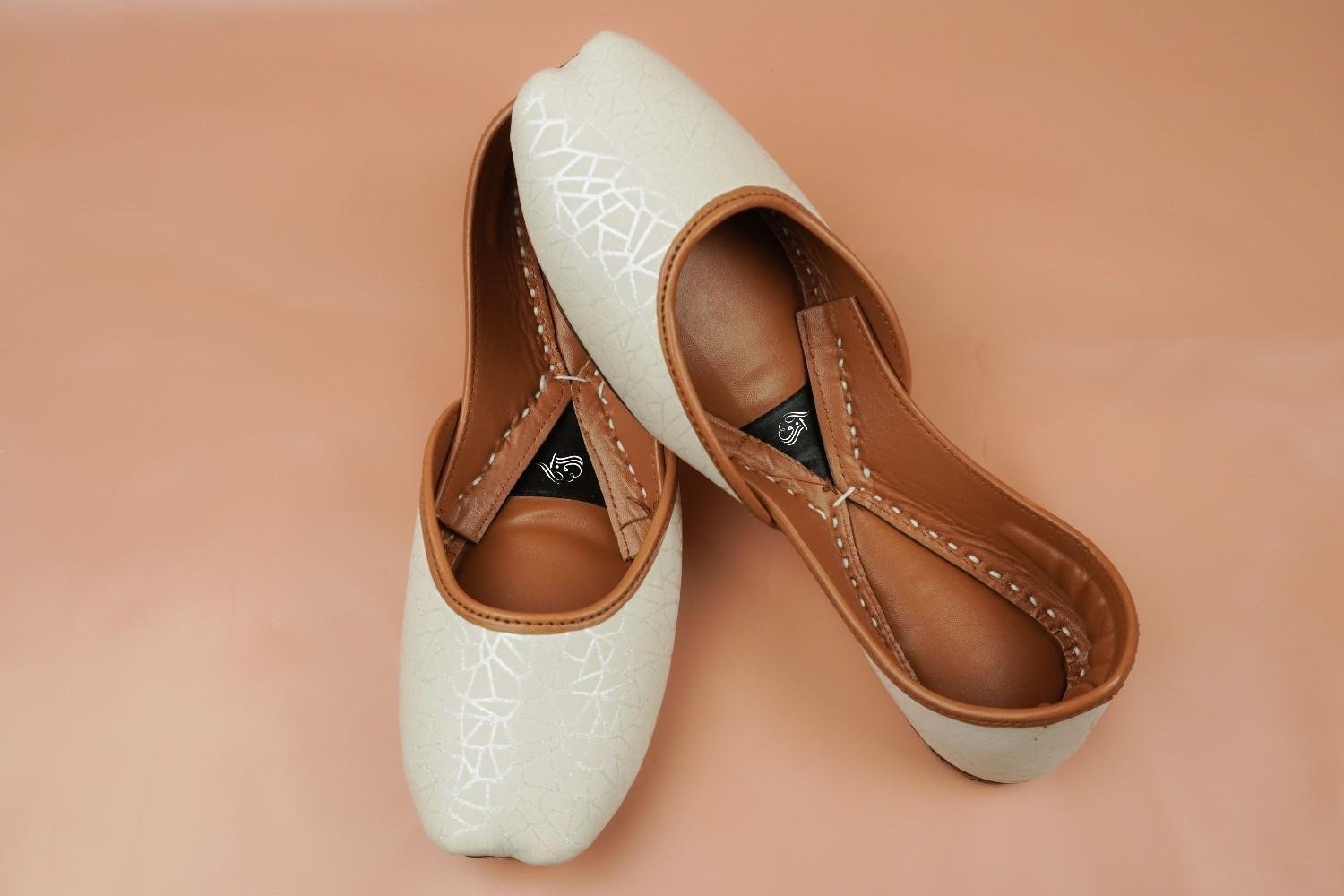 Badal Khussa Elegant White Crackle Pattern with Tan Leather Detailing