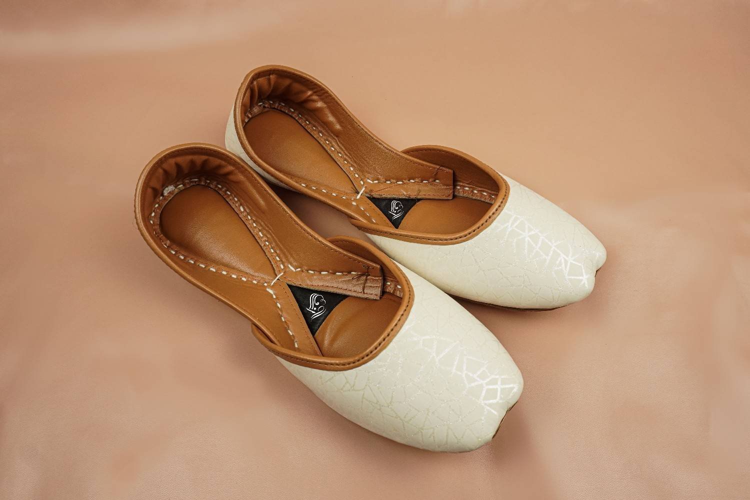Badal Khussa Elegant White Crackle Pattern with Tan Leather Detailing