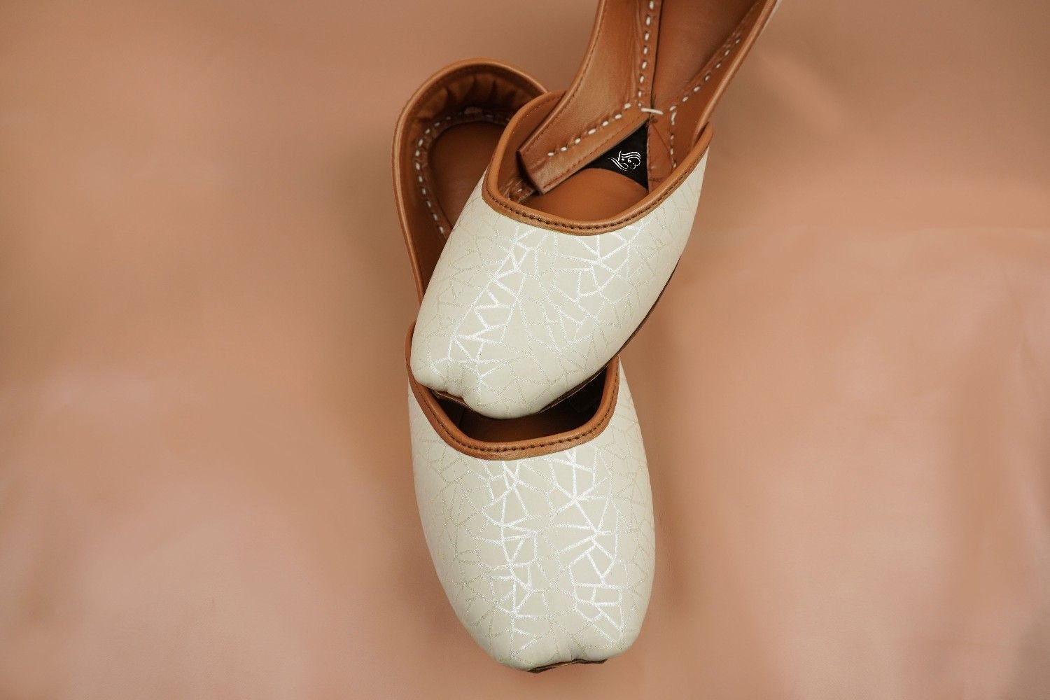 Badal Khussa Elegant White Crackle Pattern with Tan Leather Detailing