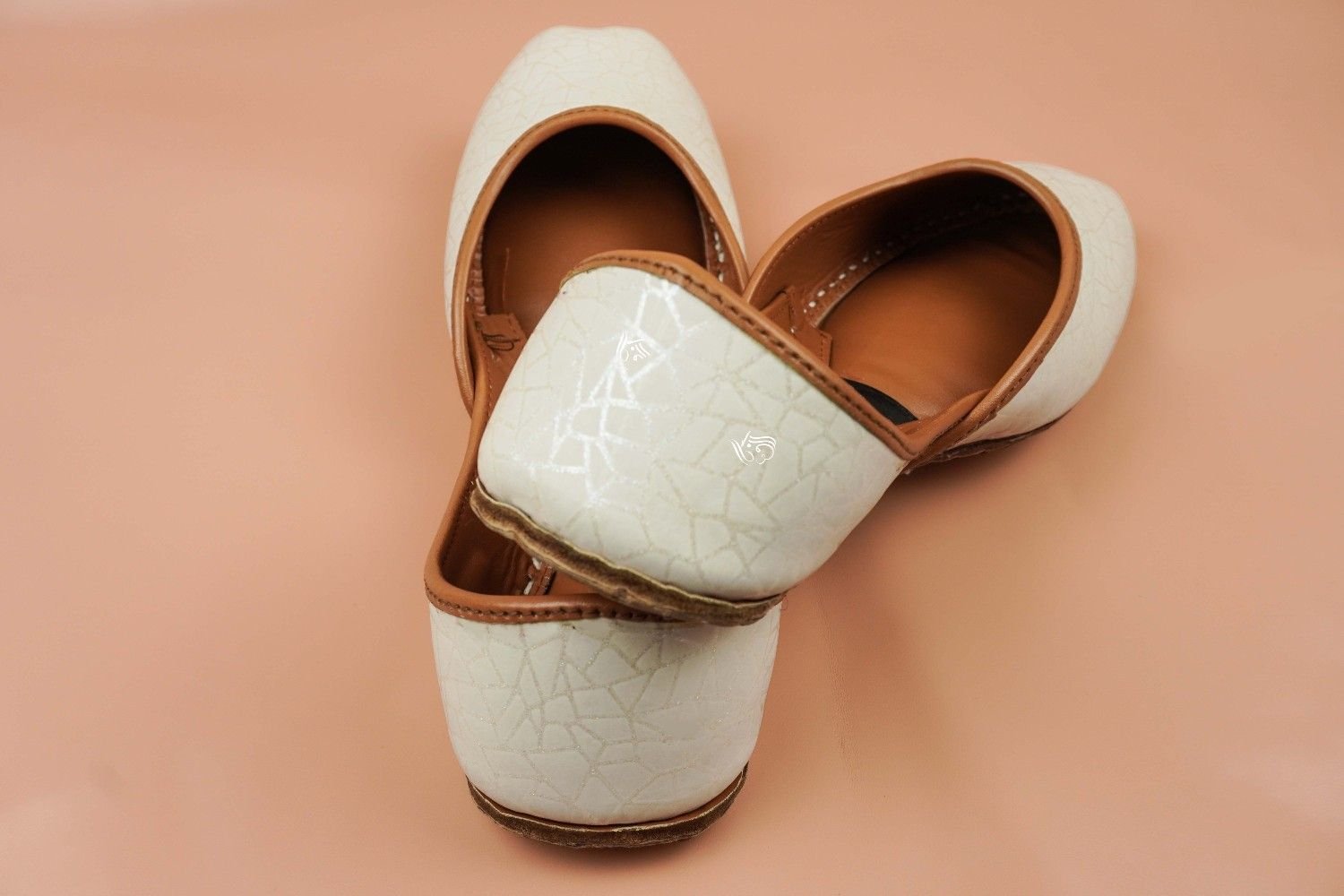 Badal Khussa Elegant White Crackle Pattern with Tan Leather Detailing